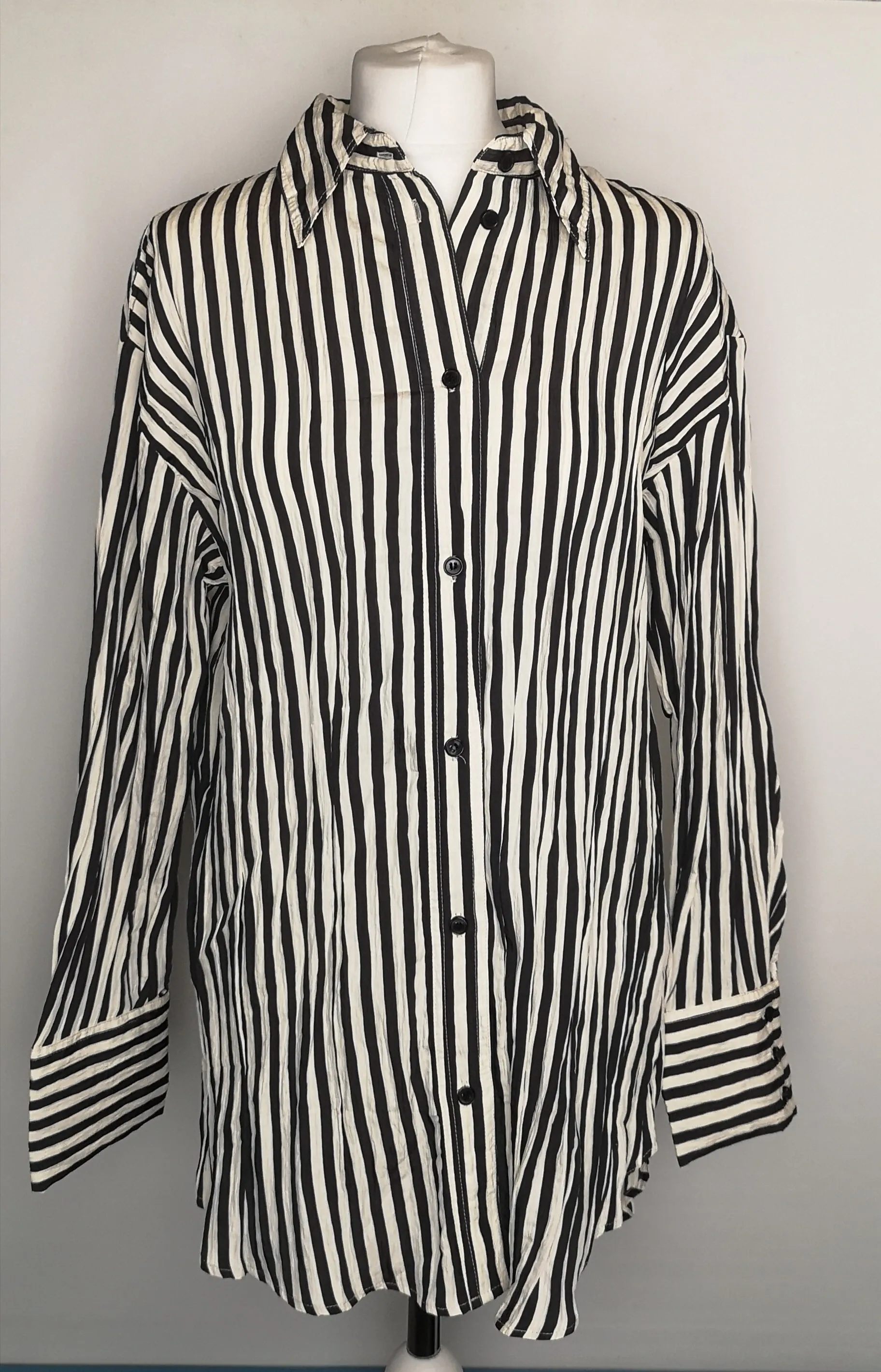 BNWT H&M Black & White Crinkled Chiffon Shirt Size M