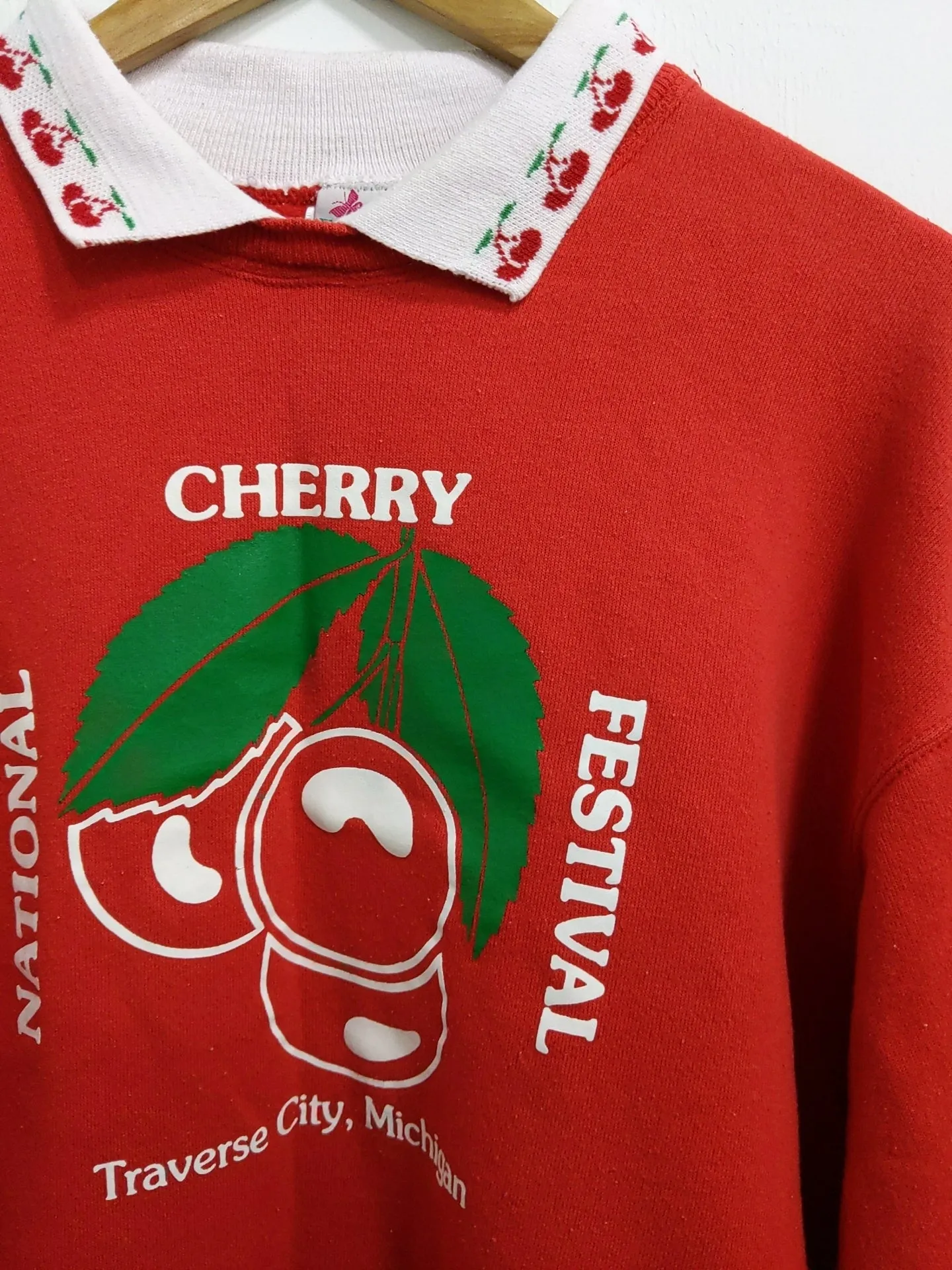 [L] Vintage Cherry Festival Pullover Sweatshirt